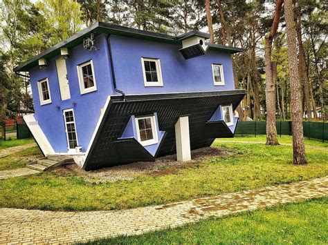 The Upside-Down House: En Magisk Resa Till Ett Världsomvänd Eon i Johor Bahru!