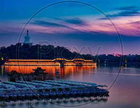  Yinlongshan Park - En majestätisk bergsstigning med oslagbar utsikt över Beihai!