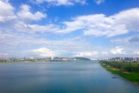  Zhuzhou's Xiangjiang River Scenic Area: Enchanting Waterways and Breathtaking Mountain Views!