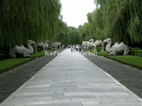 Yichun Ming Tombs -  Onda Kungliga Gravar i En Mystisk Skog!