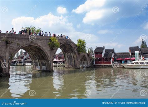  Zhuzhou Fangsheng Ancient Town - Encharmant historiskt nöje med en unik atmosfär!